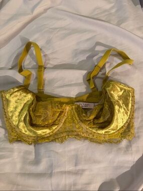 Victoria's Secret Yellow Lace & Velvet Underwire Bra - Bright Yellow